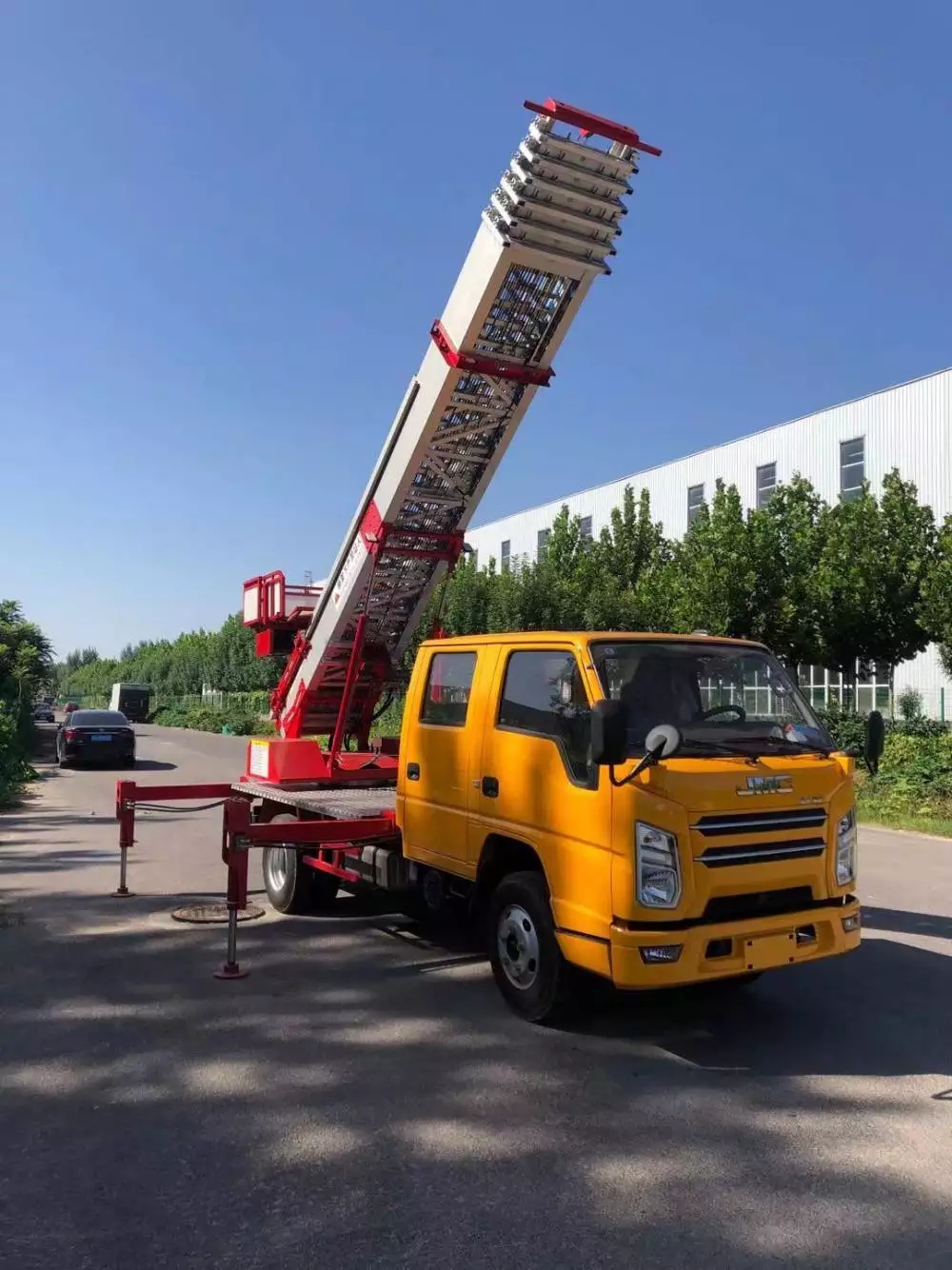 西华附近的云梯车出租服务：轻松解决高空作业需求